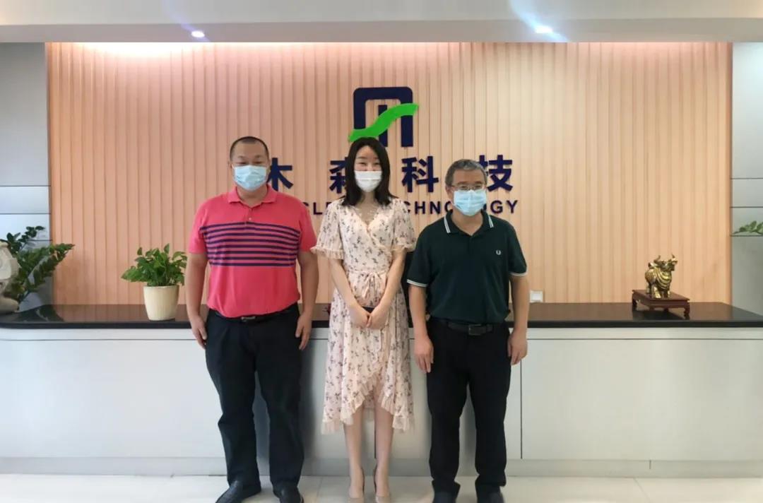 黨工委副書記、管委會(huì)副主任黃晨光一行領(lǐng)導(dǎo)蒞臨我司視察走訪(圖3)